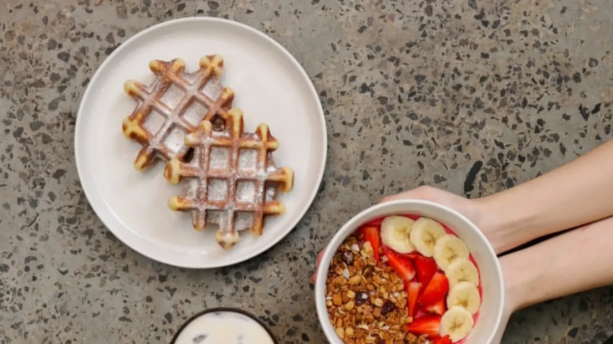 Sarapan sehat dengan waffle dan smoothies di Volks Waffle. (Instagram @volkswaffle.id)