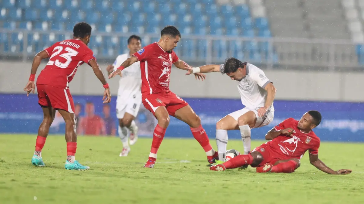 SIAP BANGKIT: Gustavo Franca (dua dari kanan) berusaha lepas dari penjagaan pemain Malut United dalam laga BRI Super League di Stadion Kanjuruhan. (Foto:Darmono/Radar Malang).