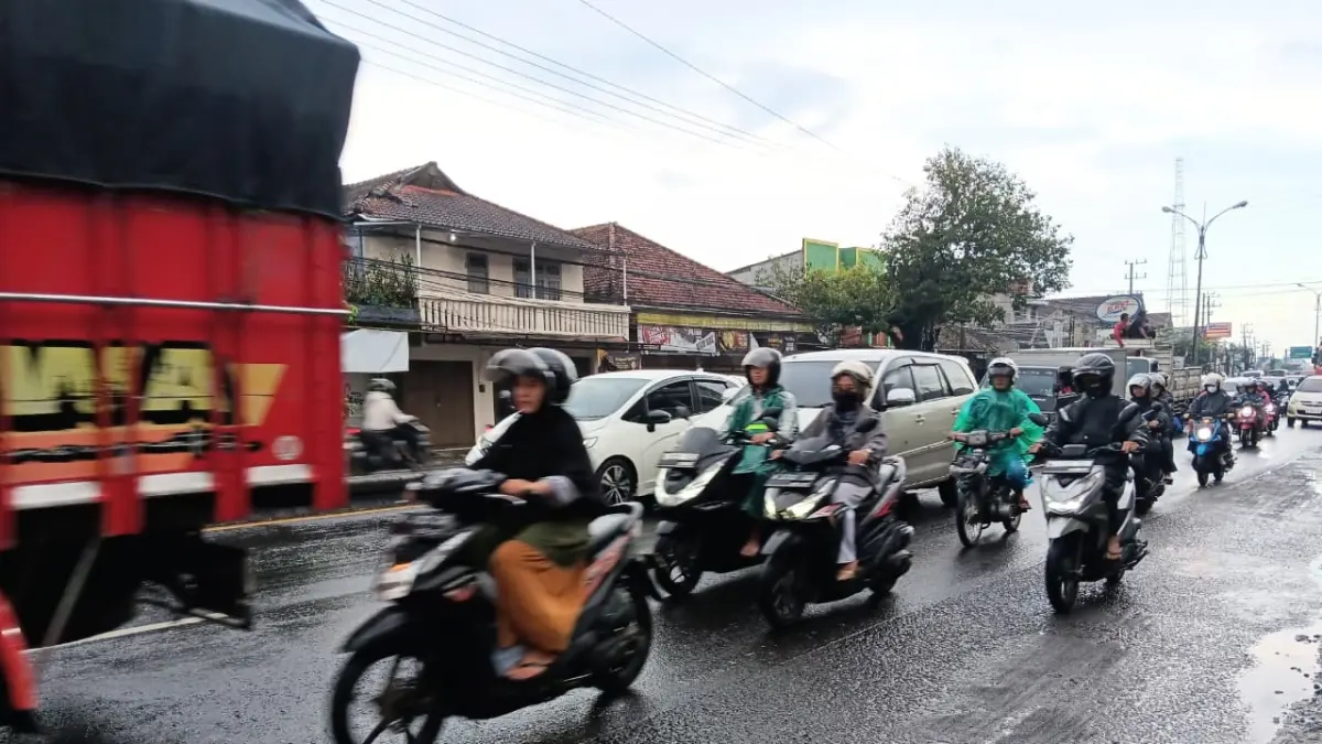 SUMBER PENDAPATAN: Kendaraan melintasi jalanan di Kabupaten Malang kemarin (6/4). Para pemilik kendaraan wajib membayar pajak tahunan.