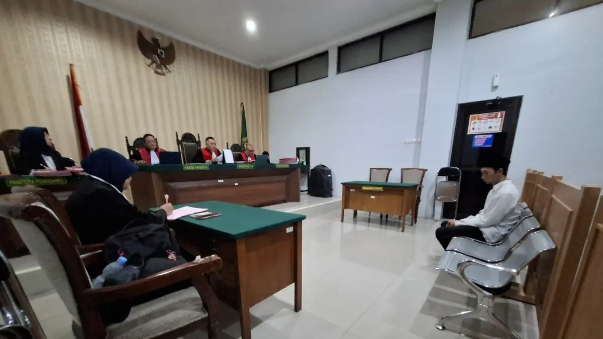TERDAKWA: Sutar, 42, Desa Wiyurejo, Kecamatan Pujon menjalani sidang di Pengadilan Negeri (PN) Kepanjen kemarin (6/4).