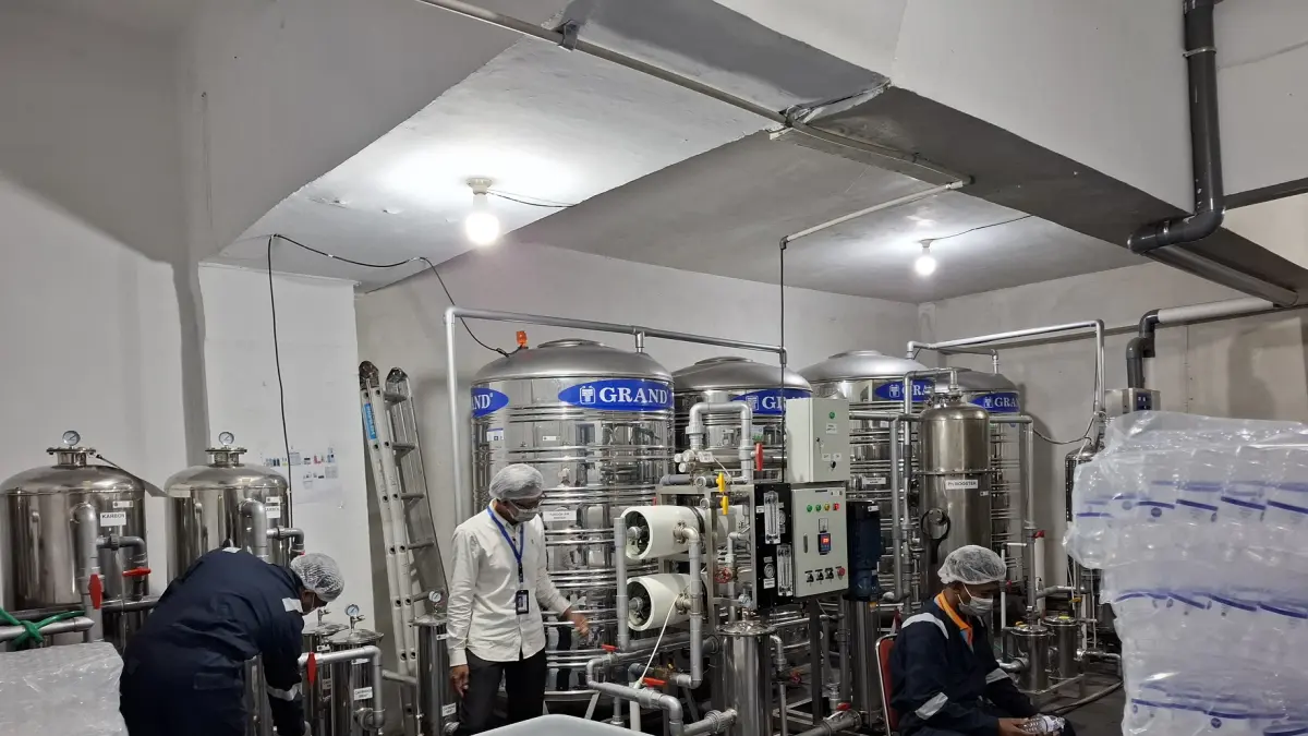 Tiga pegawai UM memantau produksi air hujan menjadi air minum di basement Graha Rektorat kemarin (6/4) pagi. (Biyan Mudzaky Hanindito/Radar Malang)