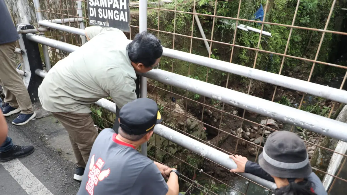 Wali Kota Malang Wahyu Hidayat (tengah) meninjau plengsengan di Jalan Bareng Raya pada Minggu (5/4). (Diskominfo Kota Malang)