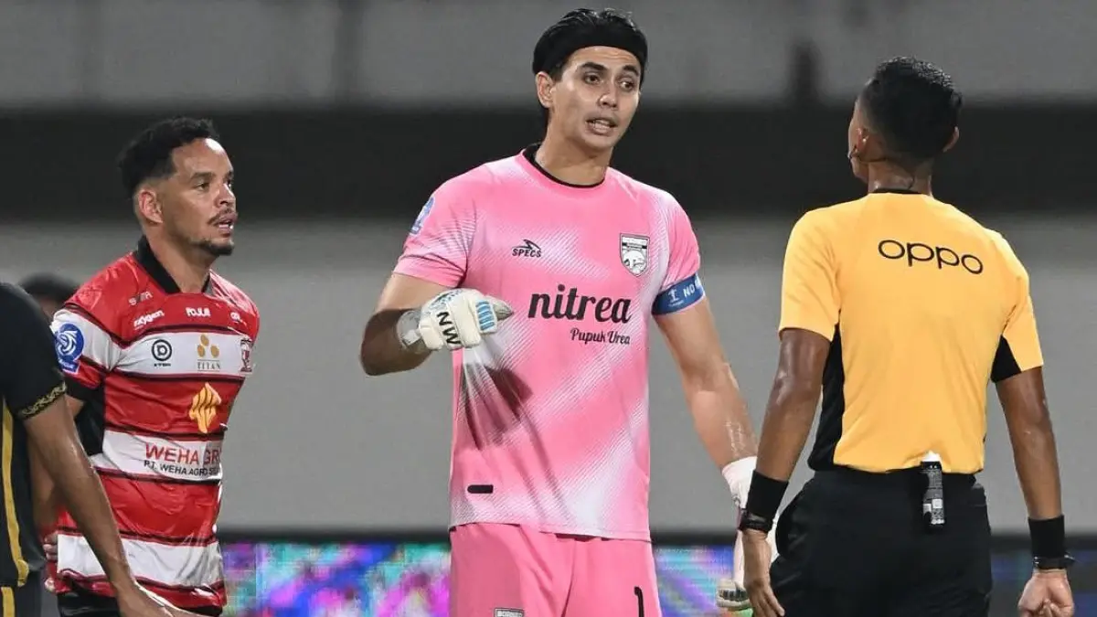 Kiper Borneo FC Samarinda tampil gemilang saat menghadapi Madura United FC pada pekan ke-26 BRI Super League 2025-2026 di Stadion Gelora Madura Ratu Pamelingan. Penampilan apiknya mengantarkan dirinya meraih penghargaan man of the match. (Instagram @borneofc.id)