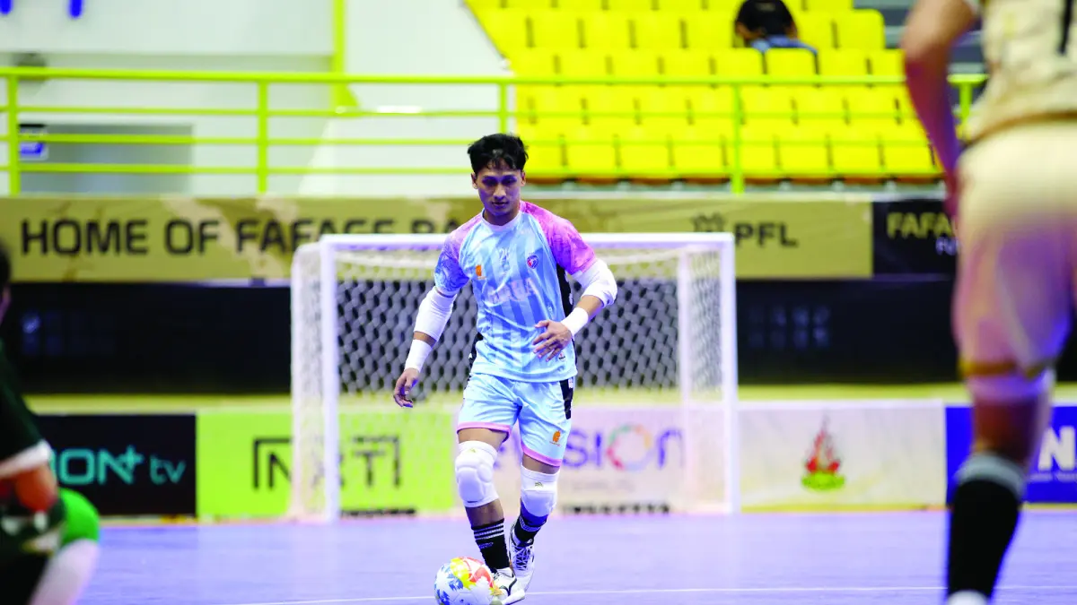 BERMAIN BAGUS: Kiper Unggul FC Malang Farhan Lubis mengontrol bola dalam laga PFL Series Banjarbaru melawan Moncongbulo FC, beberapa waktu lalu. (Foto: MO Unggul FC Malang)