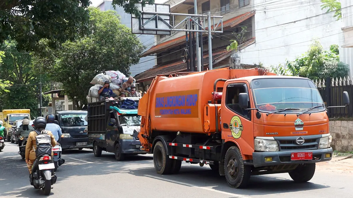 BUTUH TAMBAHAN: Truk pengangkut sampah milik DLH Kota Malang melintasi di jalanan kemarin. Mereka rutin mengirim sampah ke TPA setiap hari.

