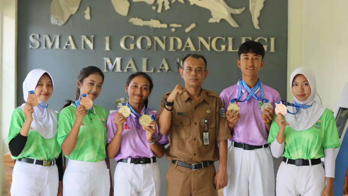 FULL SUPPORT : Foto Bersama Kepala SMAN 1 Gondanglegi Sugeng Harinanto SPd MPd (tengah) bersama siswa SMANGGI peraih Juara diajang Kejurprov Jatim 1, Senin (6/4).