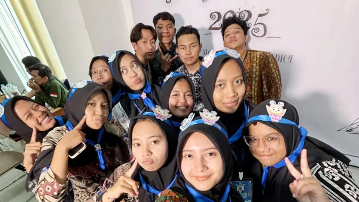 JAGA TOLERANSI: Apriliano Virgo Manek (paling atas, tengah) bersama teman-temannya saat Pengenalan Budaya Akademik dan Kemahasiswaan UIN Maliki Malang pada Agustus 2025