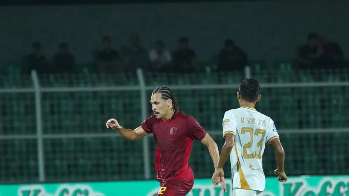 JALANI PEMULIHAN: Gelandang Arema FC Pablo Oliveira (kiri) berusaha lepas dari penjagaan pemain Bhayangkara Presisi Lampung FC.  (Foto: MO Arema FC)