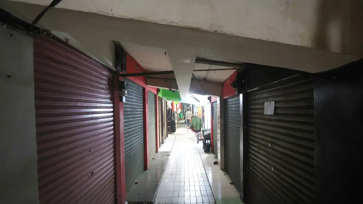 JUAL BELI: Deretan bedak di lantai 2 Pasar Besar Malang tutup kemarin (7/4). Kondisi pasar sepi sejak mengalami kebakaran pada 2016 lalu.

