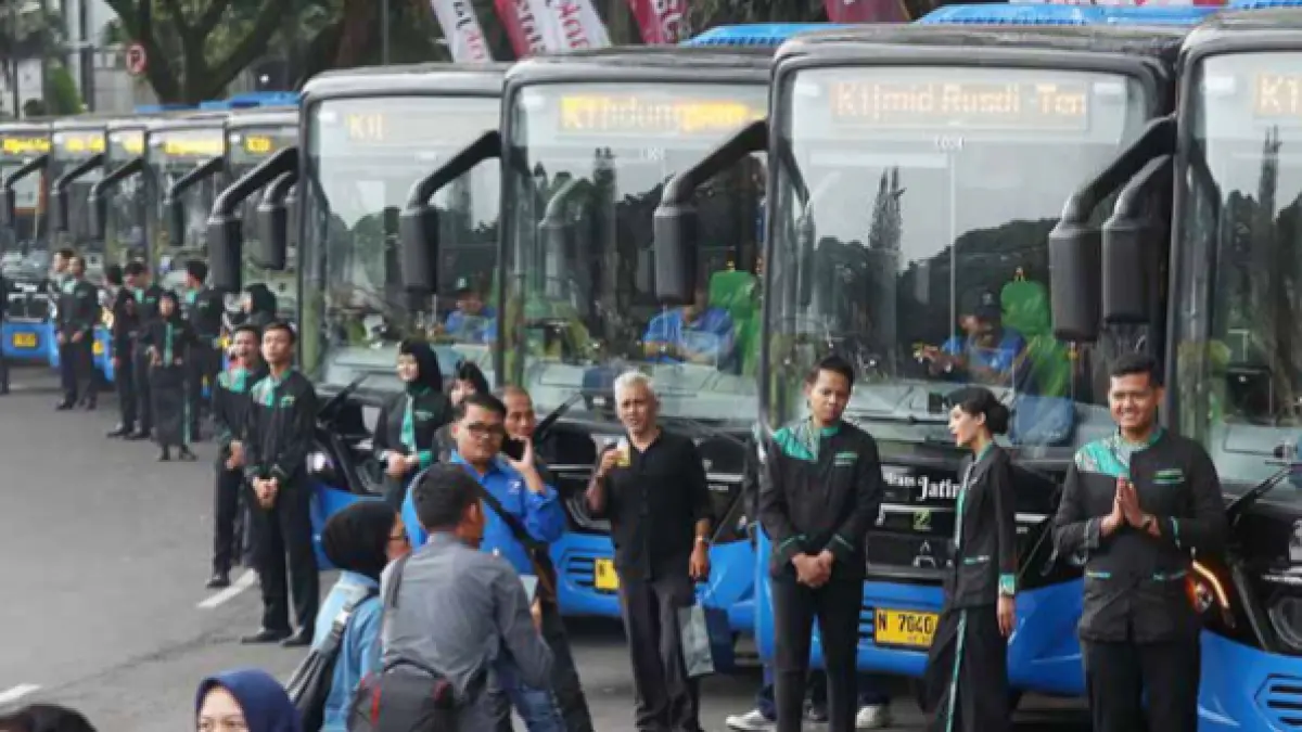 MALANG RAYA - Bus Trans Jatim resmi di-launching Pemprov Jatim, kemarin (20/11). Peluncuran itu berlangsung di Balai Kota Malang sekitar pukul 15.00 WIB.