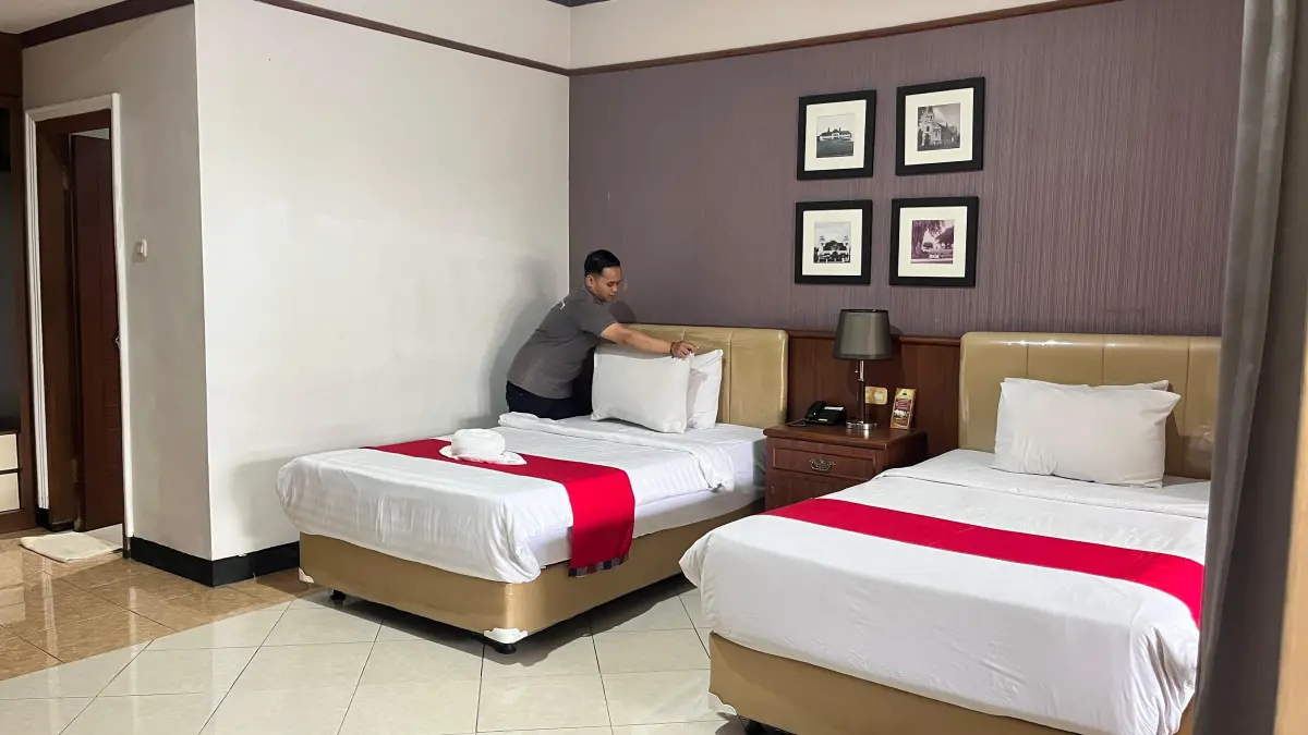 OKUPANSI LESU: Salah satu petugas membersihkan salah satu kamar yang ada di Hotel Pelangi, kemarin. Okupansi di Hotel Pelangi tidak sampai 30 persen pada bulan Februari. (Foto: Nahdiatul Affandia)