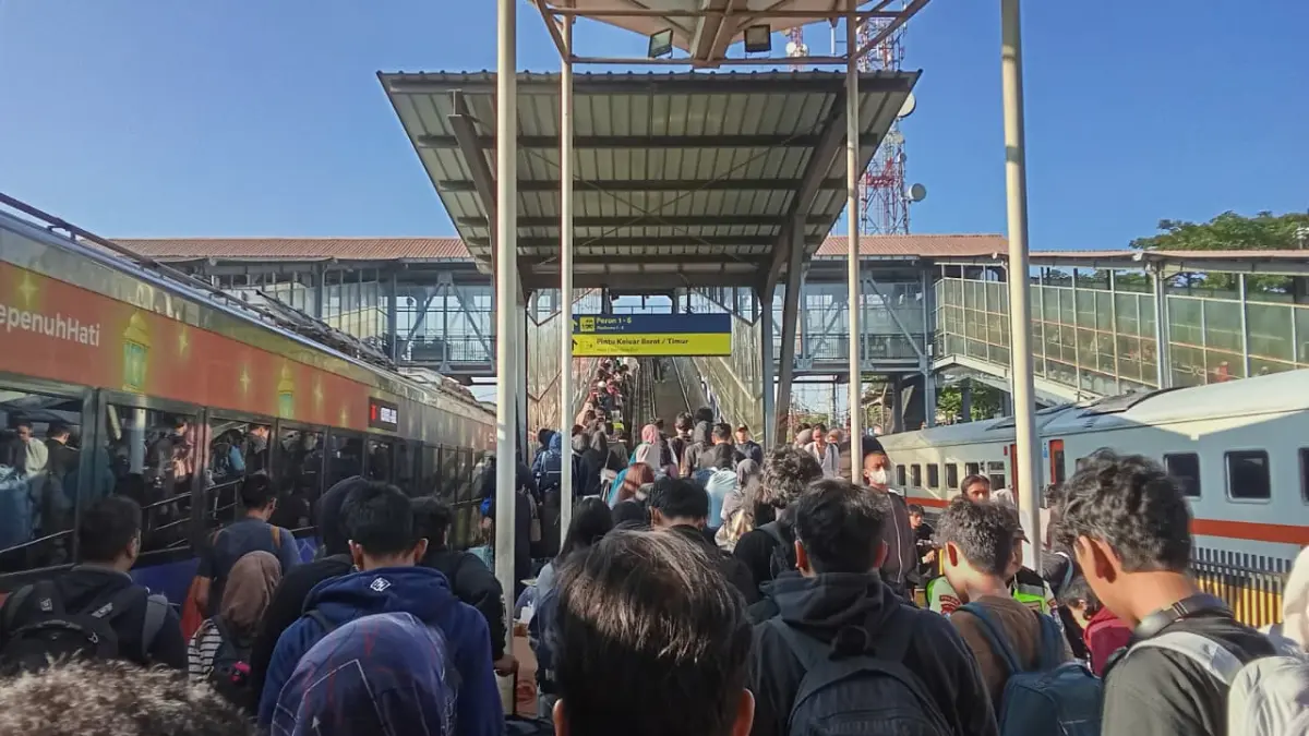 PADAT: Penumpang yang menunggu kedatangan kereta.
