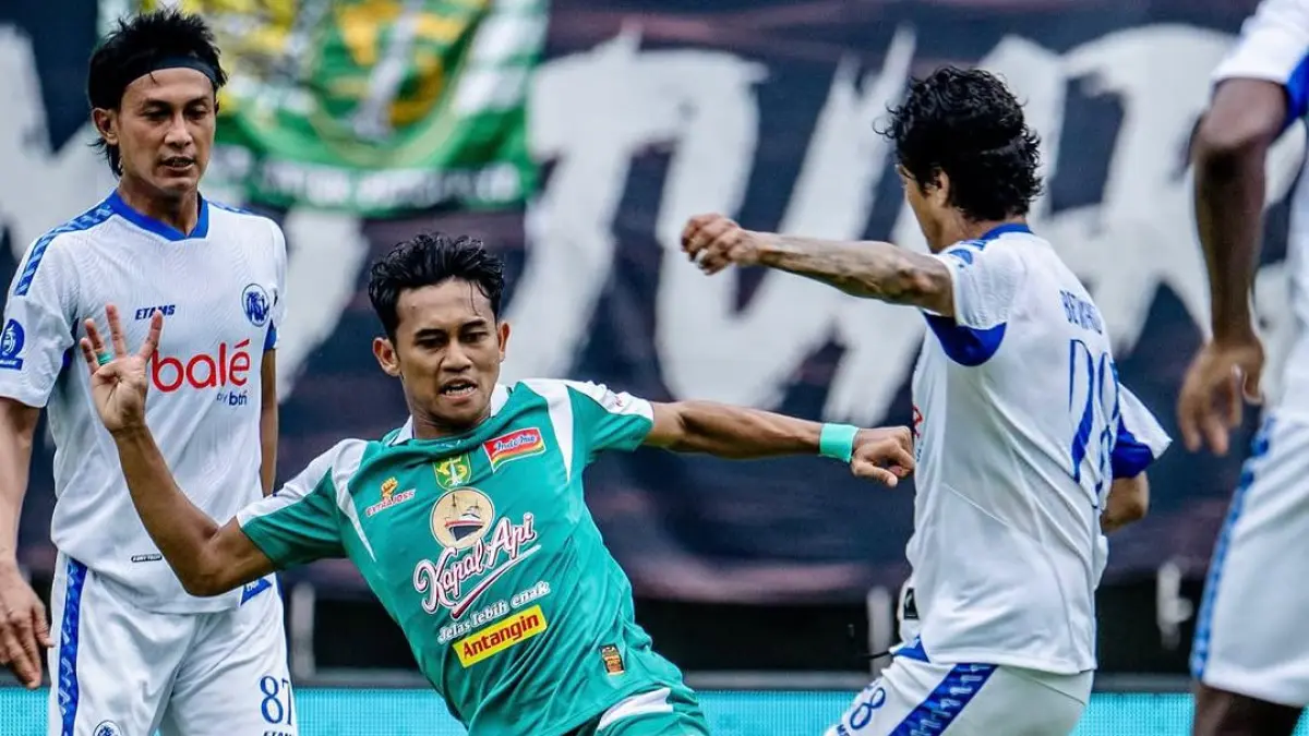 Pemain Persebaya Surabaya dan Arema FC terlibat duel sengit pada leg pertama Derbi Jawa Timur pekan ke-13 BRI Liga 1 2025-2026 di Stadion Gelora Bung Tomo. Laga berlangsung panas dan berakhir imbang 1-1. (Instagram @officialpersebaya)