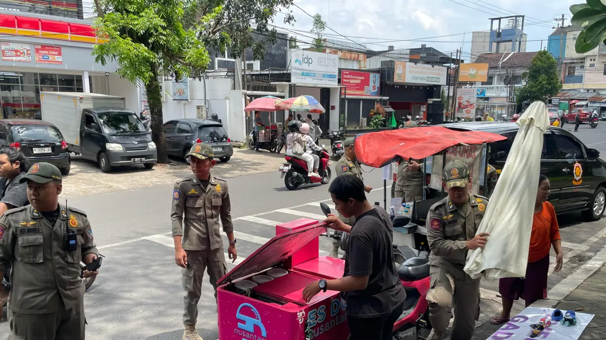 PENINDAKAN : Penertiban PKL yang dilaksanakan di Jalan Surabaya, kemarin. 