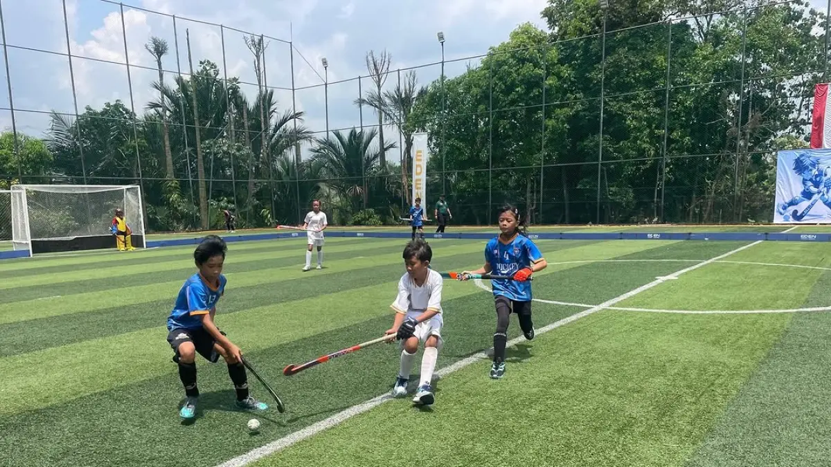 RAIH PRESTASI: Altet Hockey Kota Malang U-12 Putra (tengah) sedang berebut bola dengan atlet dari La Masia Jawa Barat di Eden Sport Center, Kota Depok, 5 April lalu.