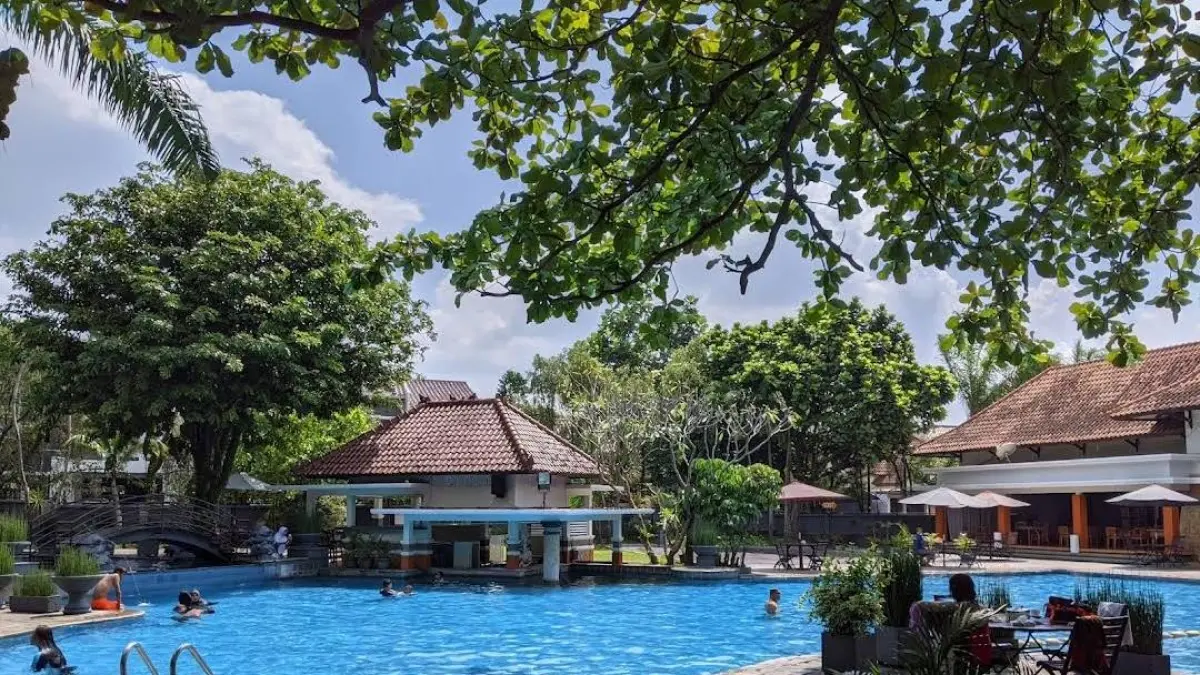 Segarkan tubuh dan pikiran dengan berenang. (Wawing Sasongko / Google Maps)
