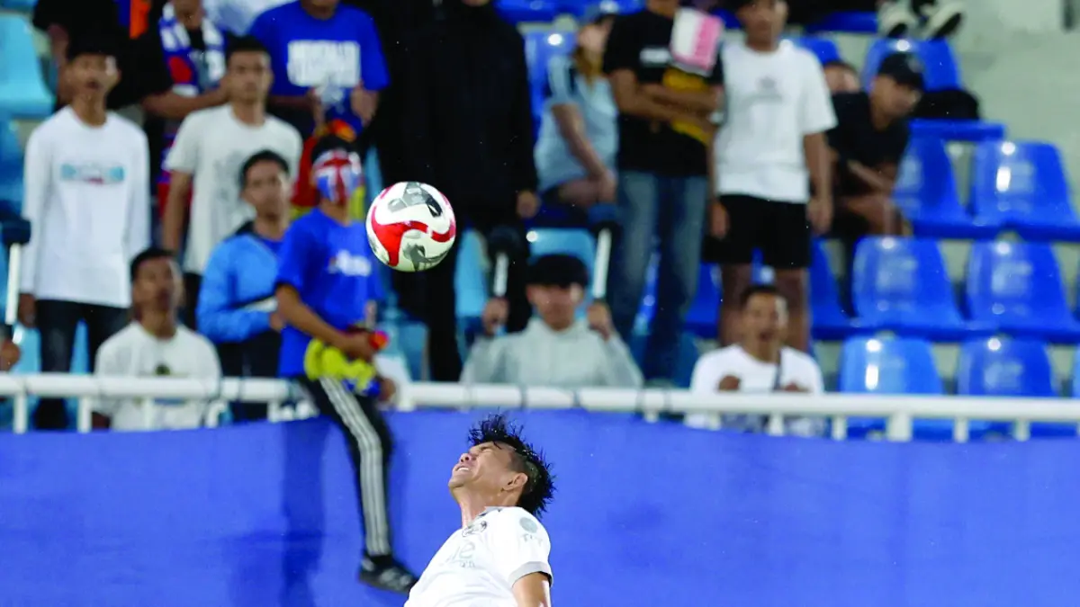 SIAP BERLAGA LAGI: Center Back Arema FC Anwar Rifai (tengah) berusaha menghalau bola dalam laga BRI Super League melawan Malut United, pekan lalu. (foto:Darmono/Radar Malang)