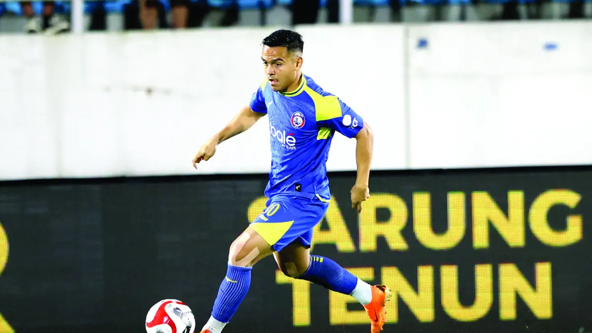SUDAH 100 PERSEN: Gelandang Arema FC Valdeci Moreira menggiring bola dalam laga melawan Bali United di Stadion Kanjuruhan.  (foto: Darmono/Radar Malang)