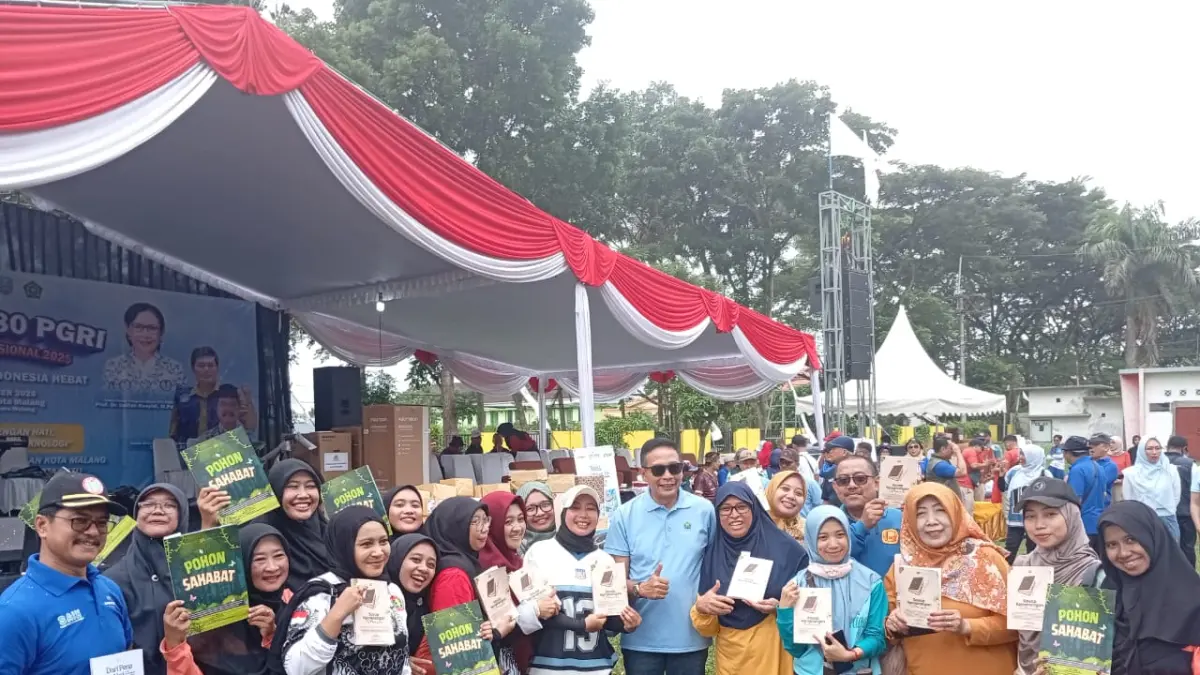 TERBAIK : Launching Buku Pohon Sahabat peserta Diklat Jurnalistik Guru KB dan TK oleh Walikota Malang Dr Ir Wahyu Hidayat MM.