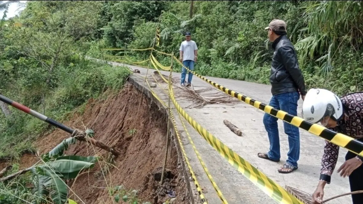 1.	AKIBAT HUJAN DERAS: Warga Dusun Sumbertangkil, Desa Sumbertangkil, Kecamatan Tirtoyudo mengecek tebing yang longsor pada Minggu (5/4) sore. (BPBD Kabupaten Malang)