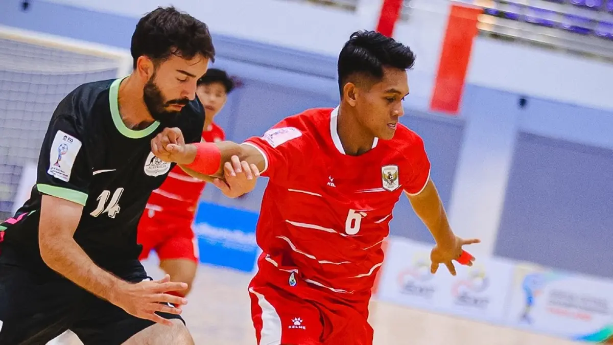 Andres Dwi Persada (kanan) berduel dengan pemain Australia dalam ASEAN Futsal Championship 2026, Rabu (8/4). (Instagram @timnasfutsalindonesia)