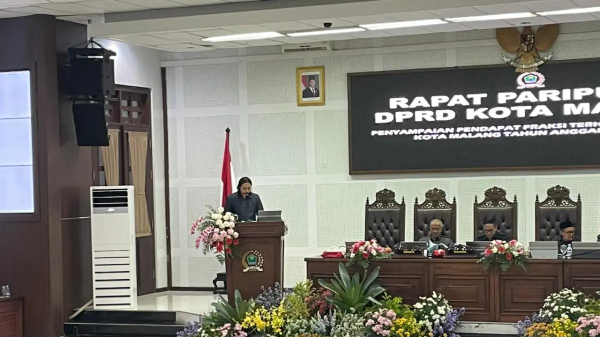 Anggota Fraksi PKS Akhdiyat Syabril Ulum menyampaikan pandangan pada rapat paripurna, Rabu (8/4). (Andika Satria/Radar Malang)