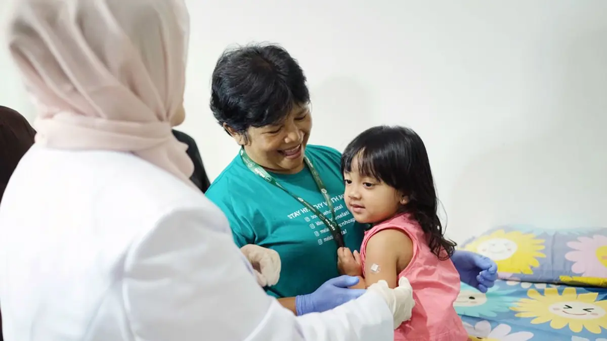 BERPENGALAMAN: Personel RSIA Melati Children Hospital (MCH) melakukan imunisasi campak kepada salah satu anak, Selasa lalu (7/4). (RSIA Melati Children Hospital (MCH) For Radar Malang)