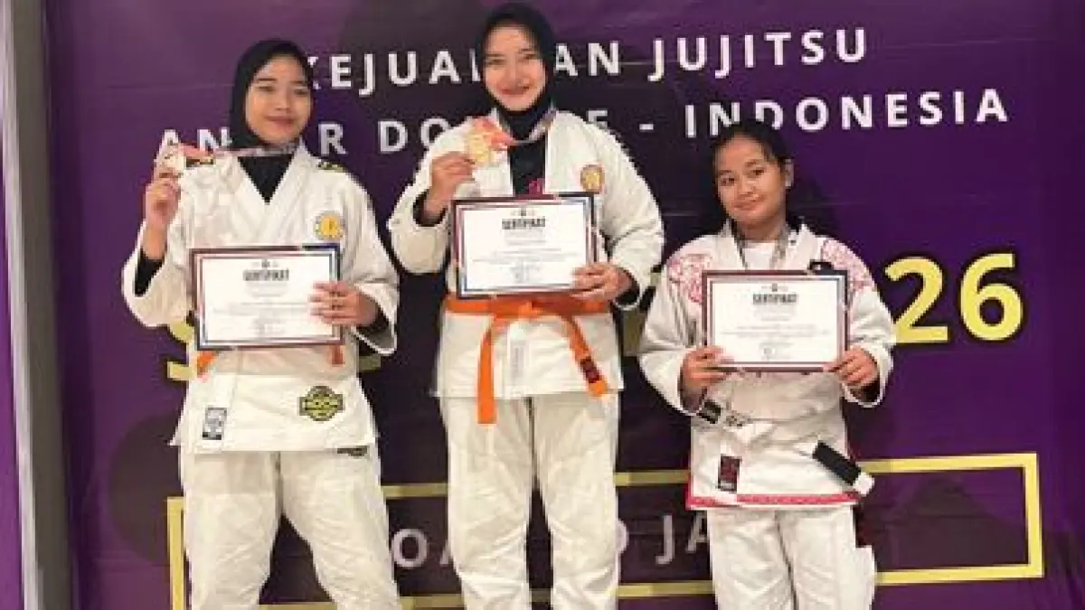 BERPRESTASI: Atlet Jujitsu Kota Malang Fera Adelia (tengah) meraih Juara 1 Jujitsu Sysyem Uppet 16 Kelas F di Kejuaraan SLC Cup 2026 Road to Japan, Surabaya pada Minggu lalu (5/4).