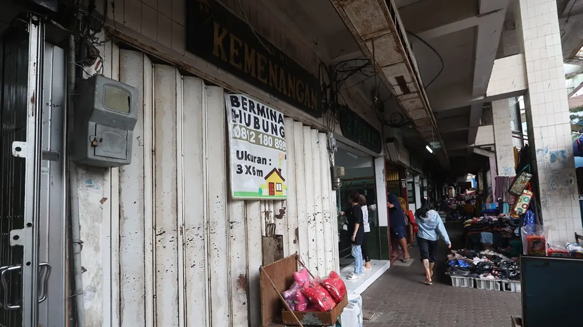 DIJUAL: Salah satu lapak emas di lantai satu Pasar Besar Kota Malang dipasangi banner yang menunjukkan akan dijual. (foto: Darmono/Radar Malang)