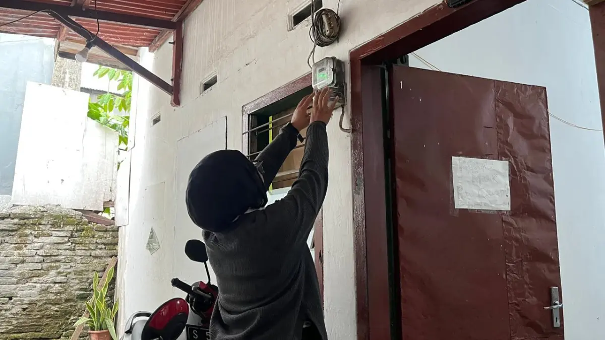 DISAMBUT POSITIF: Salah satu pelanggan PLN memanfaatkan diskon tambah daya yang mencapai 50 persen.  (Foto: Affandia/Radar Malang)
