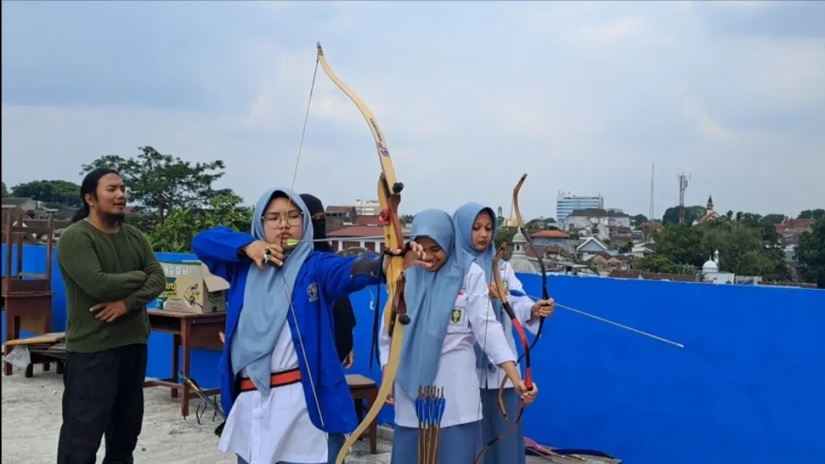 FOKUS: Salah satu siswi SMA Muhammadiyah 1 Malang latihan olahraga memanah.
