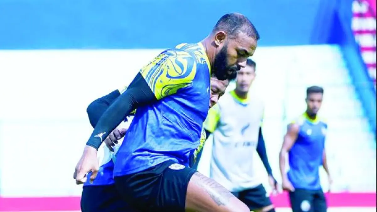 HARUS KERJA KERAS: Dalberto Luan Belo menahan bola dalam sesi latihan Arema FC di Stadion Gajayana, Selasa lalu (7/4). (Foto: MO Arema FC)