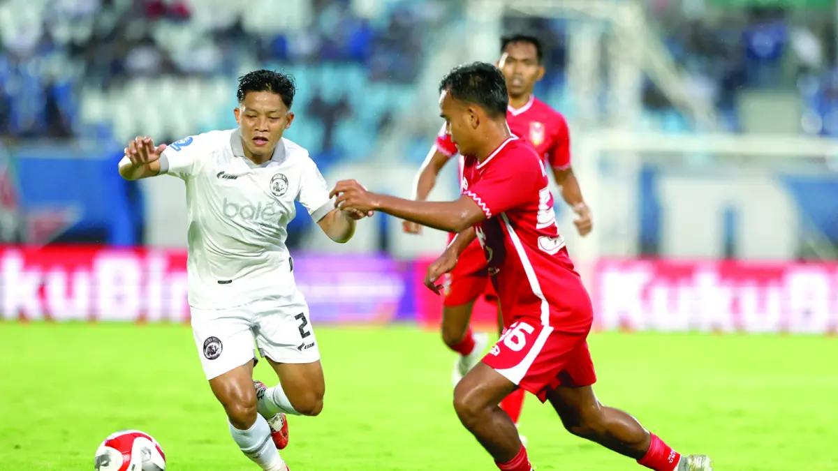 INGIN BANGKIT: Rio Fahmi (kiri) berusaha menjangkau bola dalam laga BRI Super League melawan Malut United di Stadion Kanjuruhan, 3 April lalu. (Foto:Darmono/Radar Malang)
