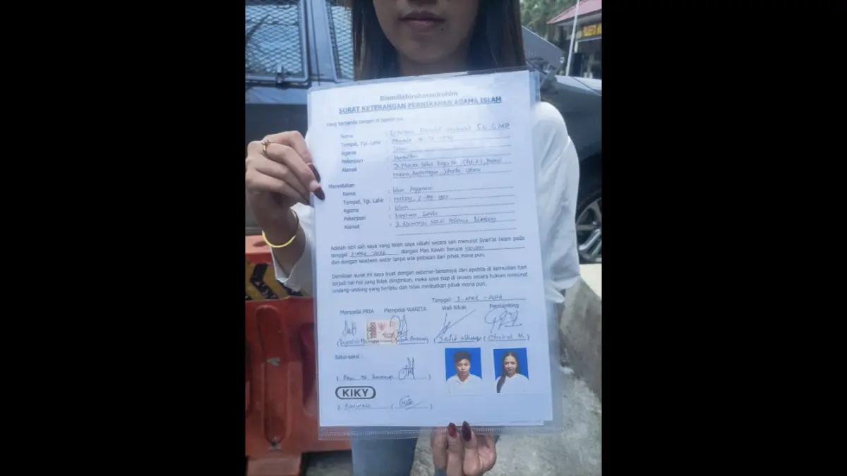 Intan Anggraeni menunjukkan surat keterangan nikah siri dengan suaminya yang ternyata seorang pria. (Istimewa)