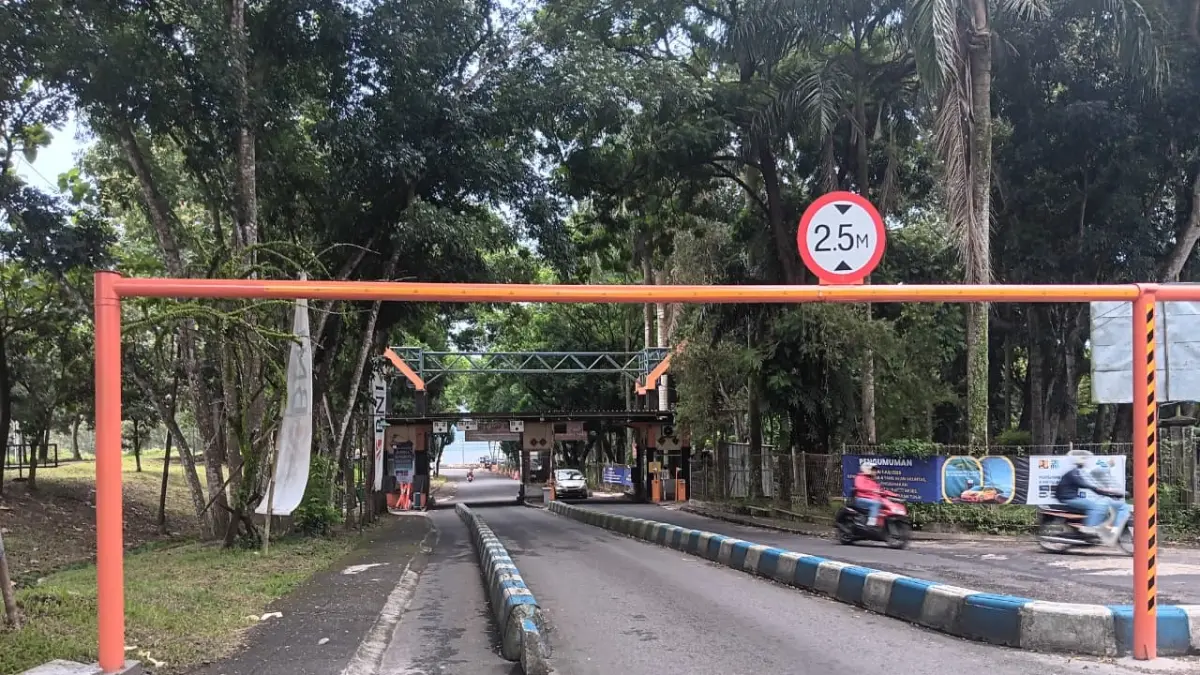 KEBIJAKAN BARU:Kendaraan melintasi palang yang dipasang di Bendungan Lahor, Desa Karangkates, Kecamatan Sumberpucung kemarin (8/4).