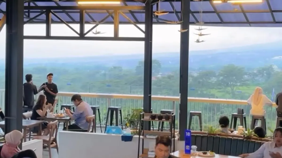 Menikmati pemandangan Kota Batu dari Chatten Cafe. (Instagram @chatten.cafe)