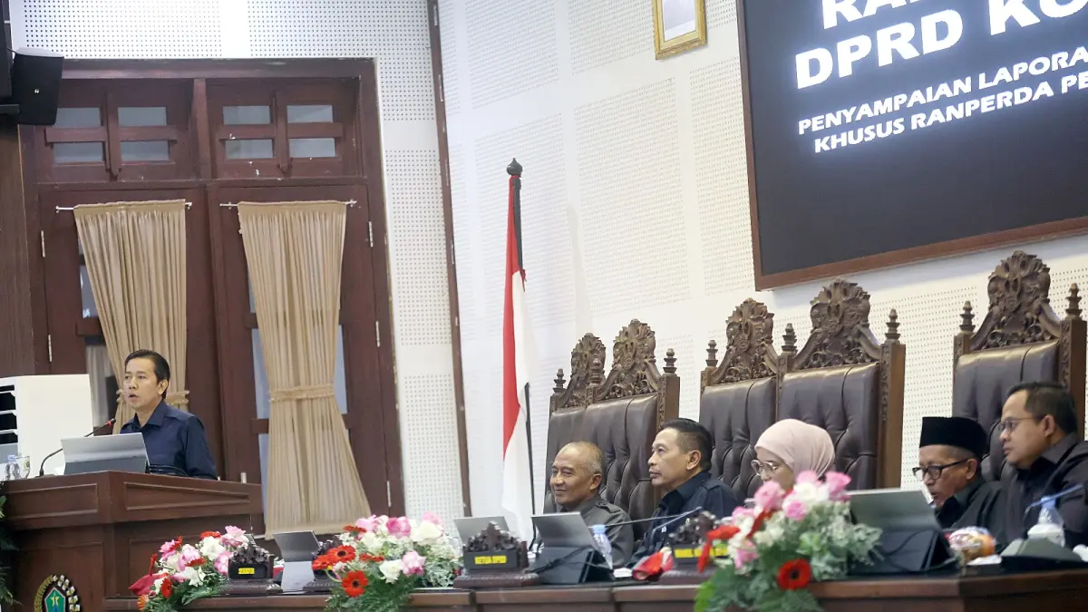 MINTA DIMAKSIMALKAN: Ketua Pansus Ranperda Penyelenggaraan Perparkiran Anas Muttaqin (kiri) menyampaikan sejumlah rekomendasi kepada Pemkot Malang, kemarin. (Darmono / Radar Malang)