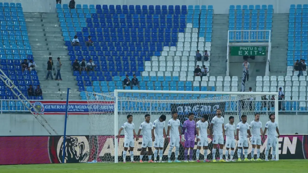 Pemain Arema FC doa bersama di depan gawang sebelum melawan Malut United FC di Stadion Kanjuruhan, 3 April lalu. (MO Arema FC)