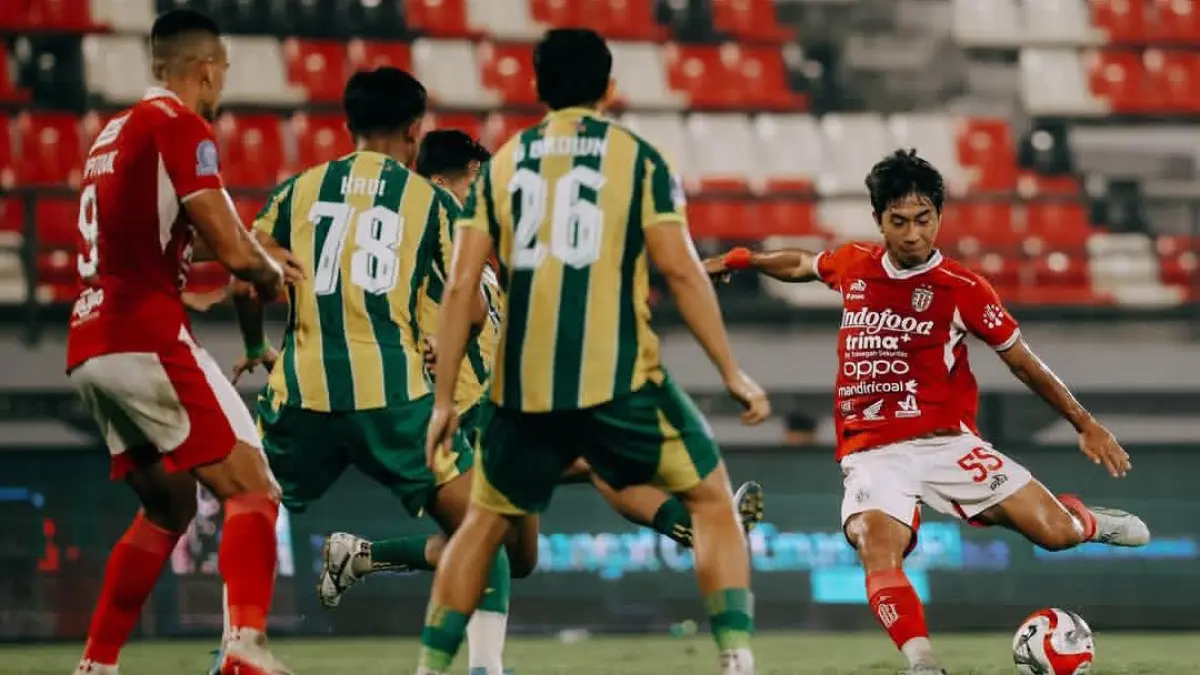 Pemain Bali United FC berduel dengan PSBS Biak dalam laga pekan ke-26 BRI Super League 2025–2026. Bali United tampil dominan dan menutup pertandingan dengan kemenangan telak 6–1 atas tim tamu. (Instagram @baliunitedfc)
