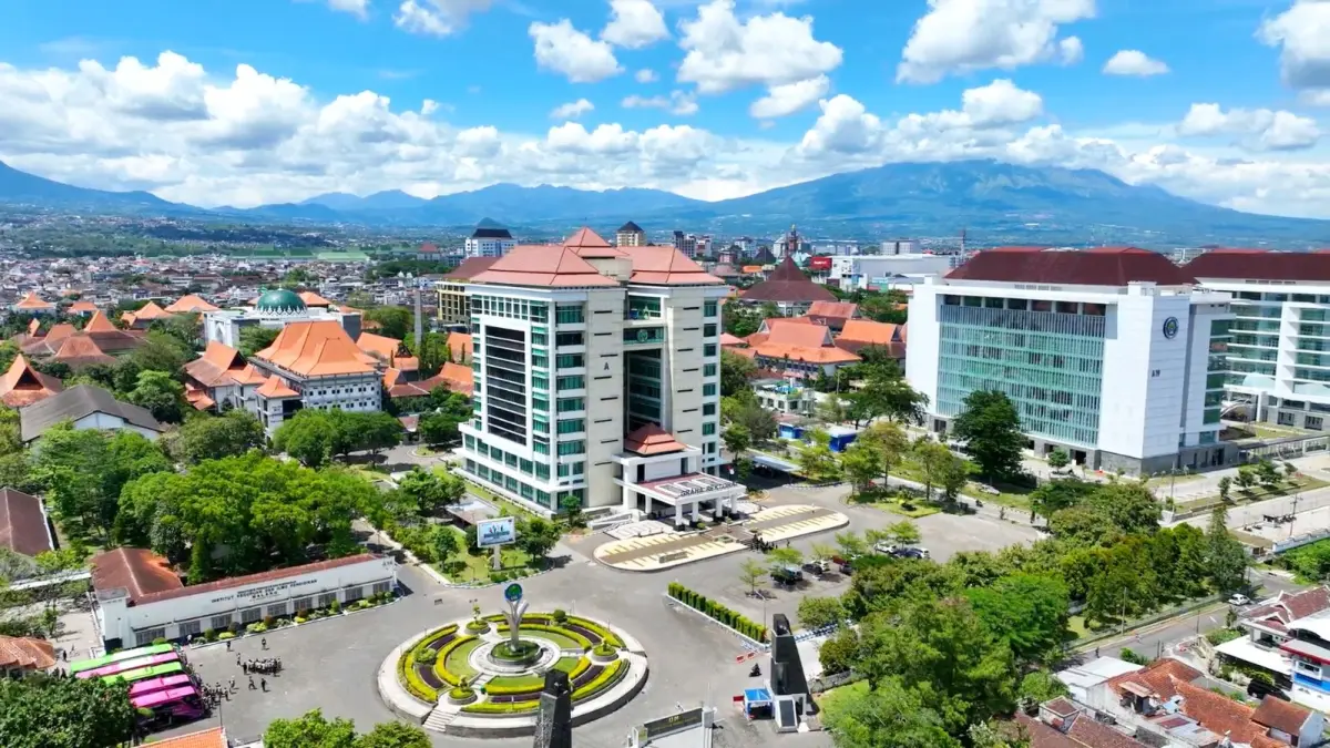 RAIH PRESTASI SPESIAL: Universitas Negeri Malang menempati peringkat ke-4 dalam daftar Top 10 Asian Universities in Education. Berdasar Adscientific Index, UM menduduki posisi pertama di bidang pendidikan.