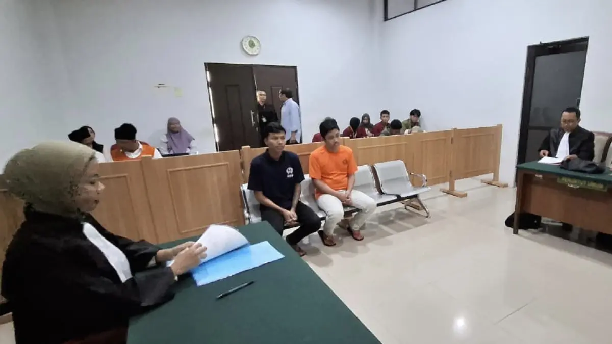 RESIDIVIS: Muhammad Afghani Akbar (dua dari kiri) dan Dedi Hermawan (tiga dari kiri) menjalani sidang pembacaan putusan kasus pengendalian peredaran narkotika dari dalam lapas di PN Kepanjen kemarin (7/4). (Biyan Mudzaky Hanindito/Radar Malang)