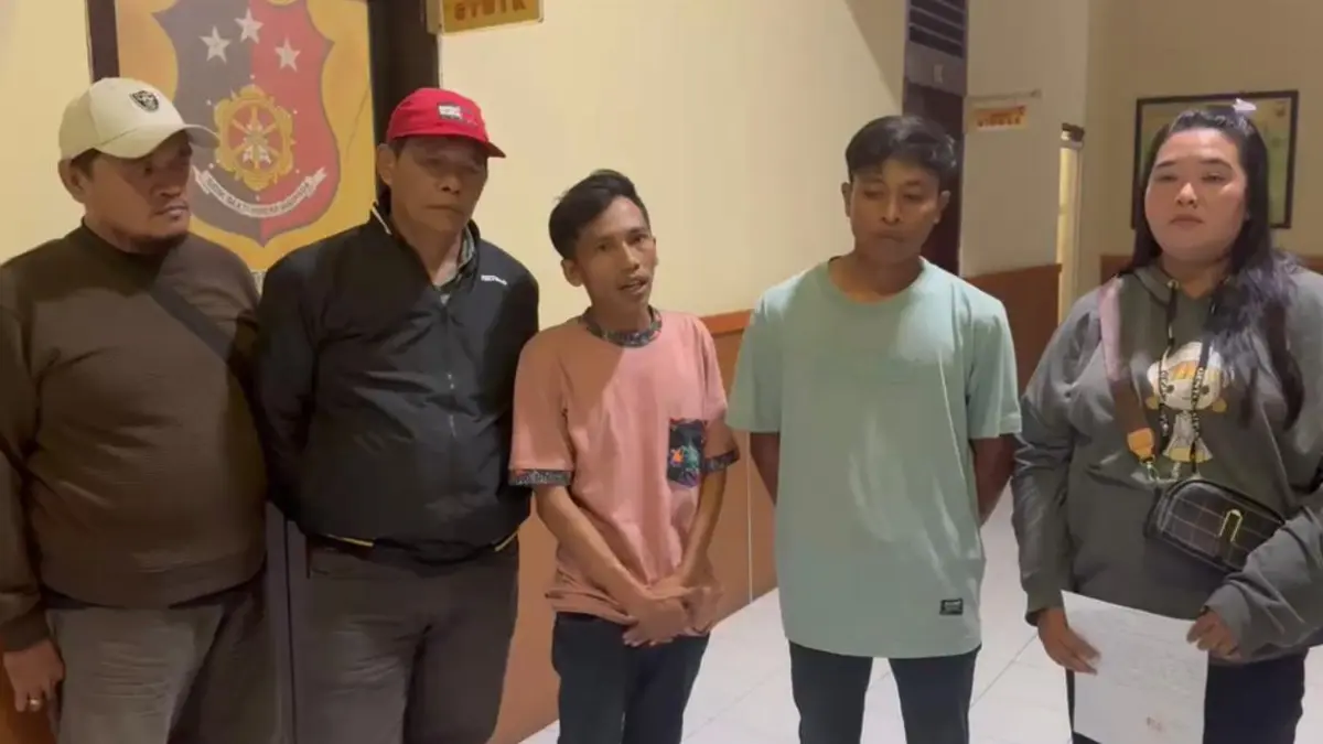 SM (baju merah muda) bersama pihak pemilik warung saat dimediasi di Polsek Kedungkandang. (Polsek Kedungkandang)