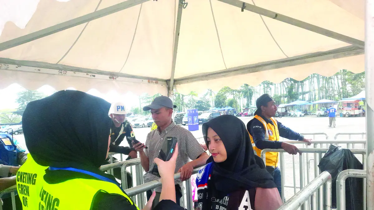 TERUS MATANGKAN PERSIAPAN: Salah satu Aremanita harus melewati pemeriksaan ketat sebelum masuk area Stadion Kanjuruhan. (Foto: Muhammad Affan Fauzan / Radar Malang)