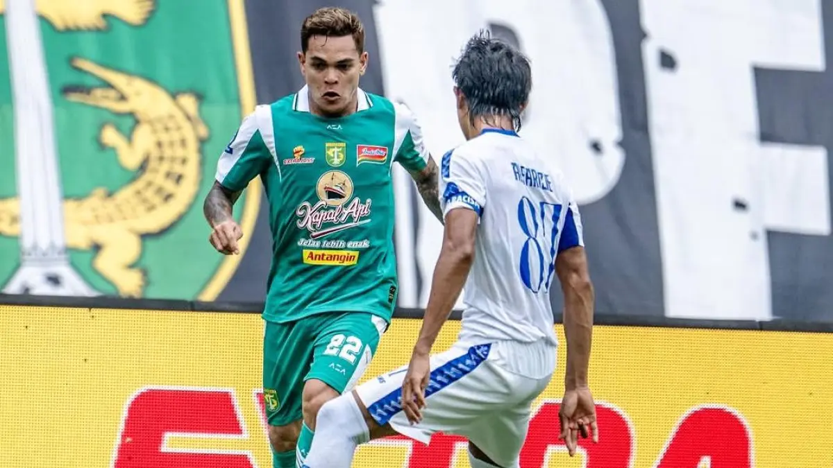 Duel sengit antara Arema FC dan Persebaya Surabaya pada leg pertama Derbi Jawa Timur di Stadion Gelora Bung Tomo. Peran penjaga gawang seperti Adi Satryo dan Ernando Ari menjadi kunci dalam menjaga pertahanan di tengah panasnya laga derbi. (Instagram @officialpersebaya)