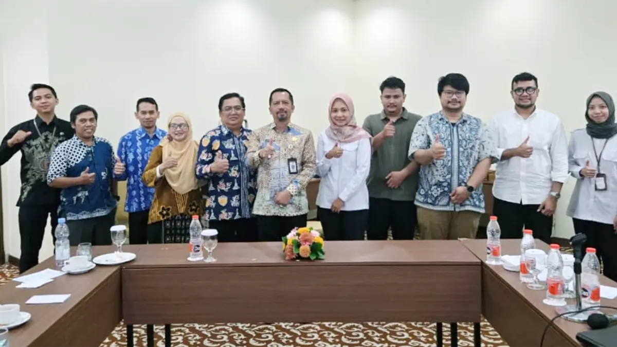 LANJUTKAN KOORDINASI: Pemkot Malang yang diwakili Kepala DPUPRPKP Kota Malang R Dandung Djulharjanto (lima dari kiri) dan Plh Kepala DLH Kota Malang Gamaliel Raymond Hatigoran Matondang (enam dari kiri) bertolak ke Jakarta untuk melakukan koordinasi LSDP, 8 April lalu. (DLH Kota Malang For Radar Malang)