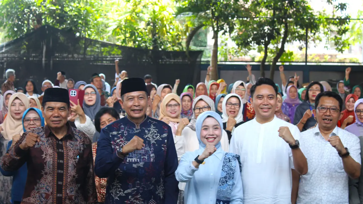 JAGA SILATURAHMI: Dari kiri, Ketua PWRI Kota Malang Wasto, Wali Kota Malang &nbsp;Wahyu Hidayat, Kepala Taspen Malang Auna Rosmala Mansyur, Distribution Head Bank Mandiri Taspen Pande Putu Rambiawan, Kepala BKPDSM Kota Malang Hendru Martono menghadiri acara halalbihalal dan sosialisasi, Sabtu lalu (4/4).