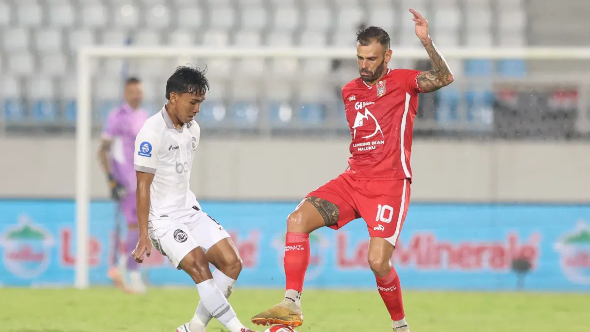 DIHARAPKAN PERFORM: Arkhan Fikri (kanan) berusaha melindungi bola dalam laga BRI Super League melawan Malut United di Stadion Kanjuruhan, pada 4 April lalu. (Foto:Darmono/Radar Malang)