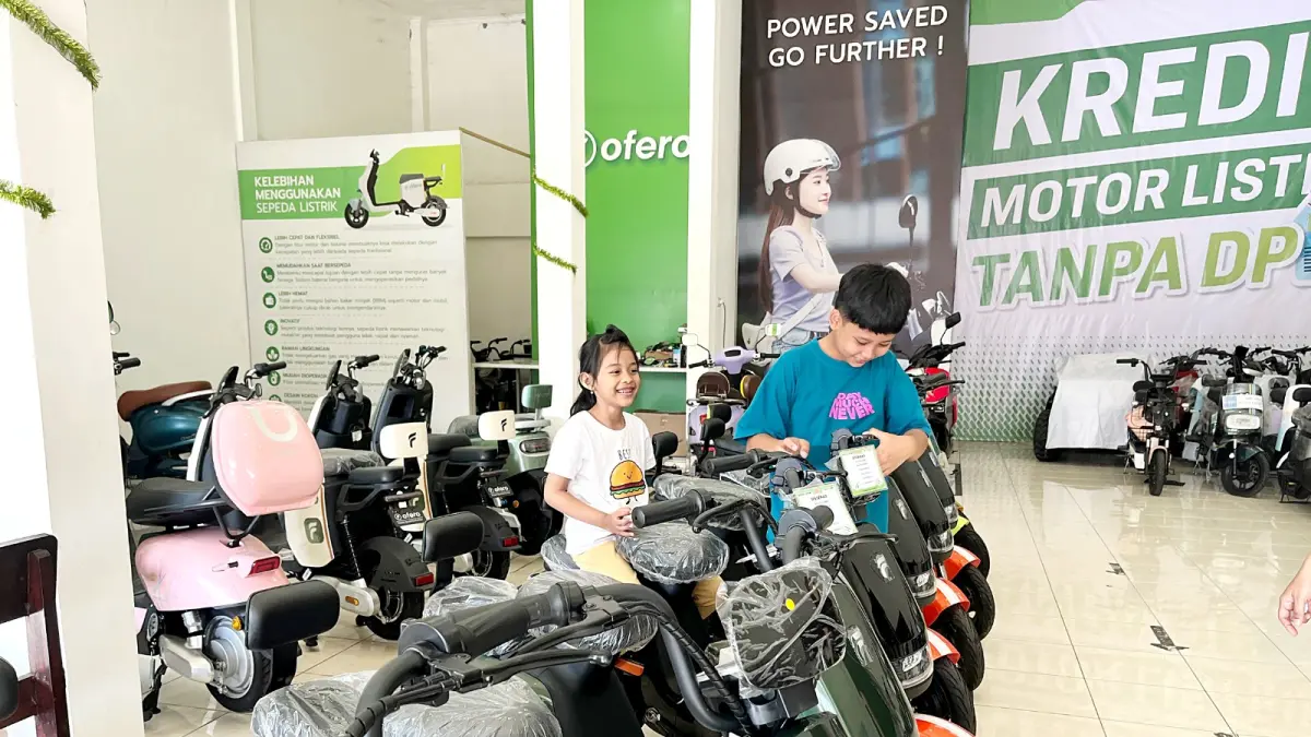 DILIRIK WARGA: Deretan motor dan sepeda listrik dipajang di Diler Ofero, kemarin (9/4). (NAHDIATUL AFFANDIAH/RADAR MALANG)