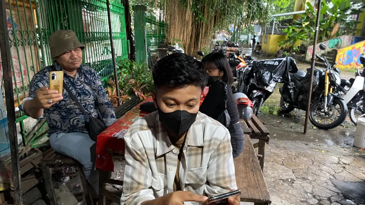 E. Reynaldi memberikan keterangan terkait gaduh pernikahan siri sesama wanita, Kamis (9/4) sore. (Nabila Amelia/Radar Malang)