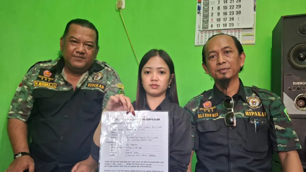 Intan Anggraeni (tengah) didampingi kerabat menunjukkan surat keterangan nikah siri dengan Rey. (Nabila Amelia/Radar Malang)